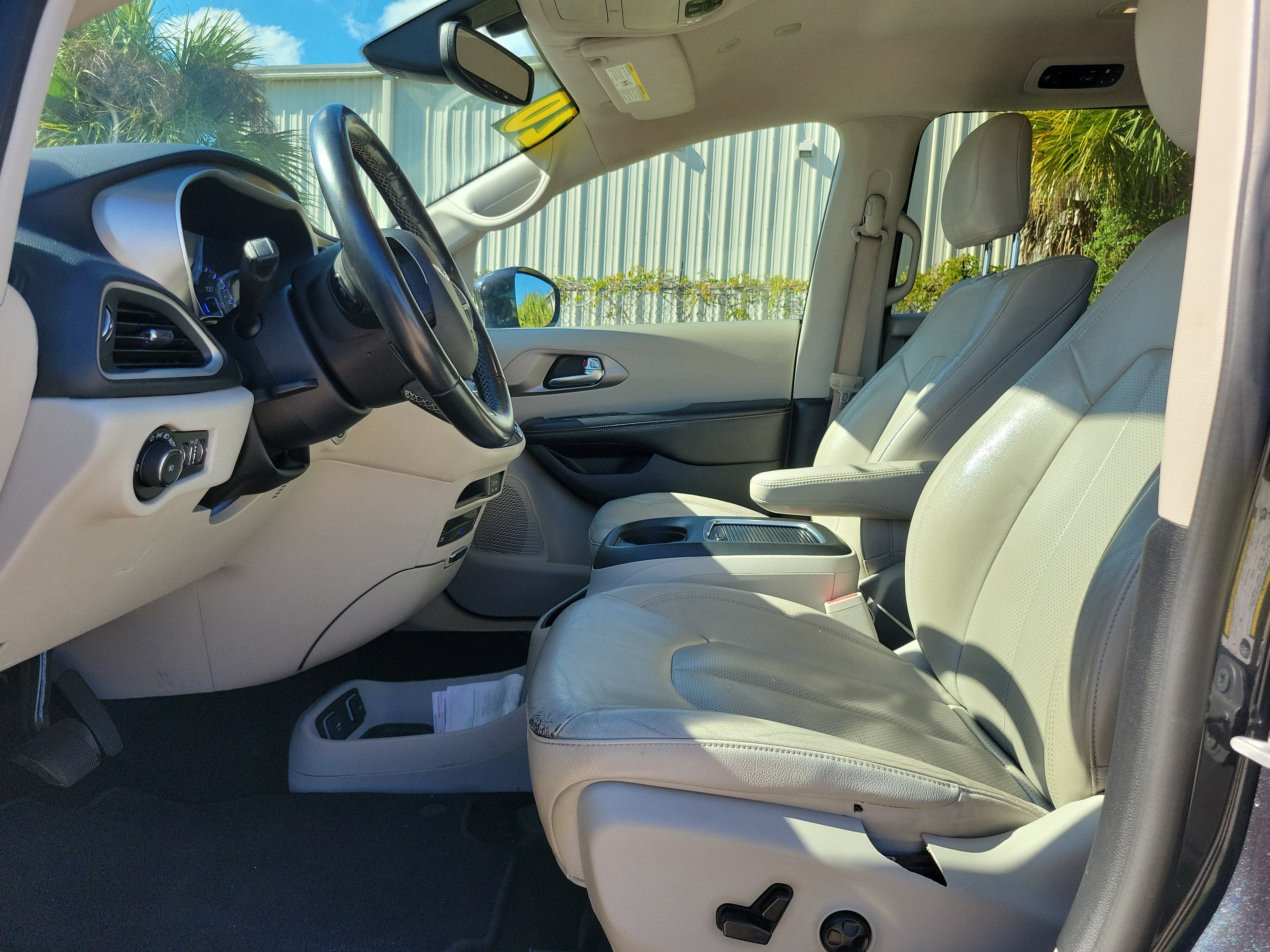Used 2020 Chrysler Pacifica Touring-L Plus FWD image 11