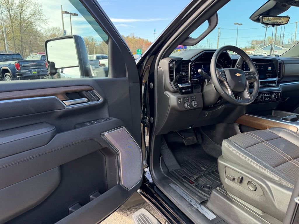 Used 2024 Chevrolet Silverado 2500 High Country w/ Technology Package AWD/4WD image 19