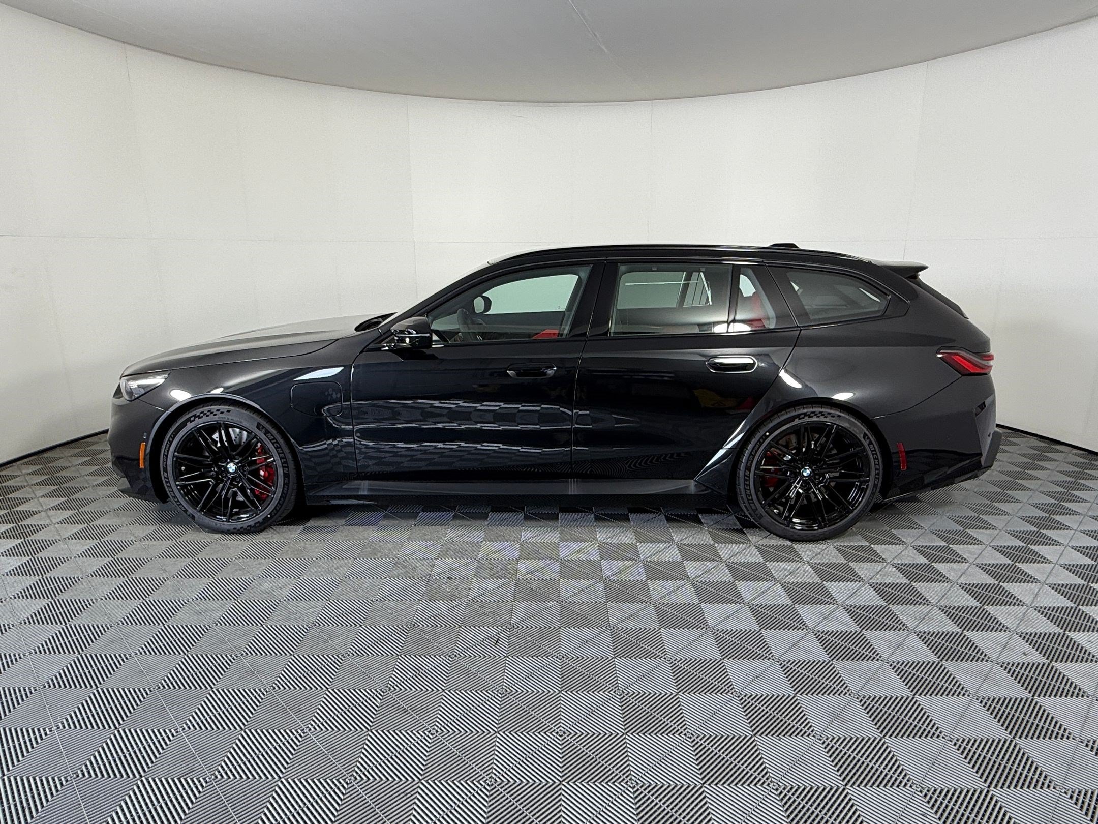 New 2027 BMW M5 Touring AWD/4WD image 2