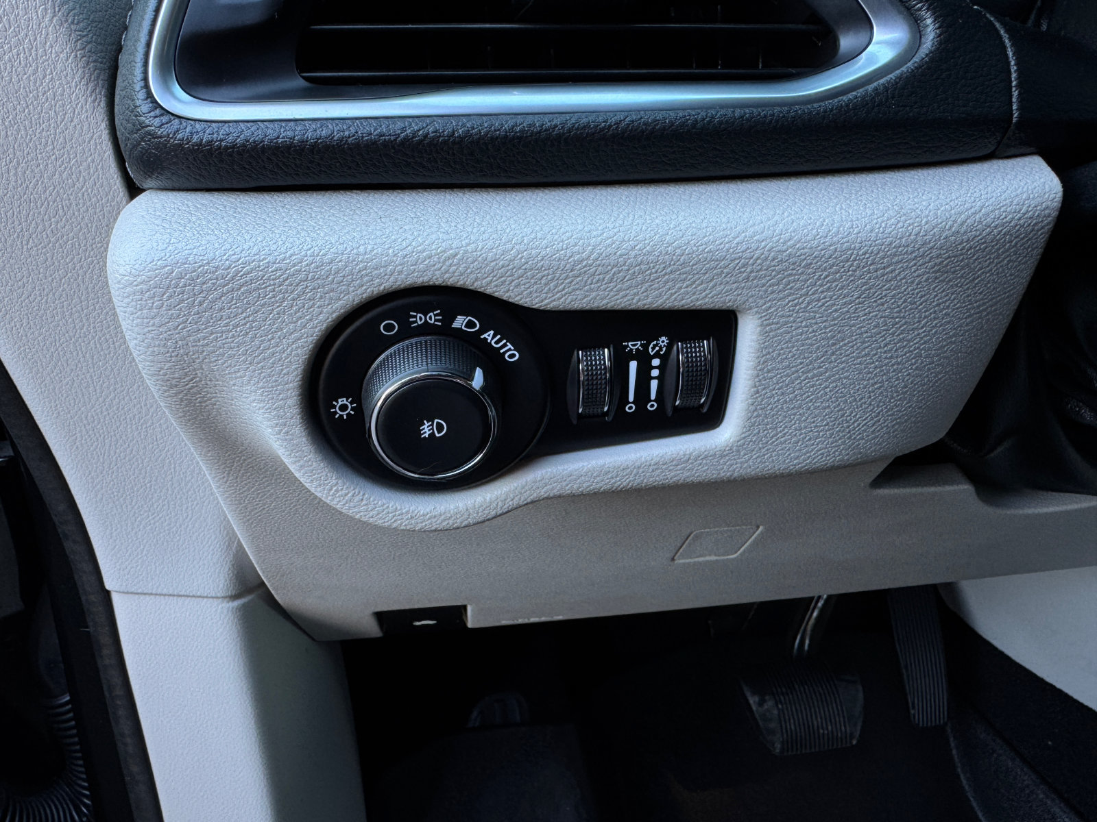 Used 2019 Chrysler Pacifica Limited w/ Advanced Safetytec Group FWD image 12