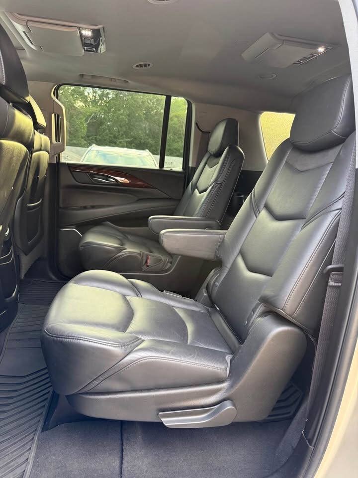 Used 2017 Cadillac Escalade ESV Luxury AWD/4WD image 14