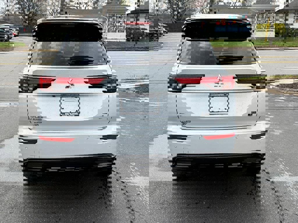 Used 2023 Mitsubishi Outlander SEL image 4