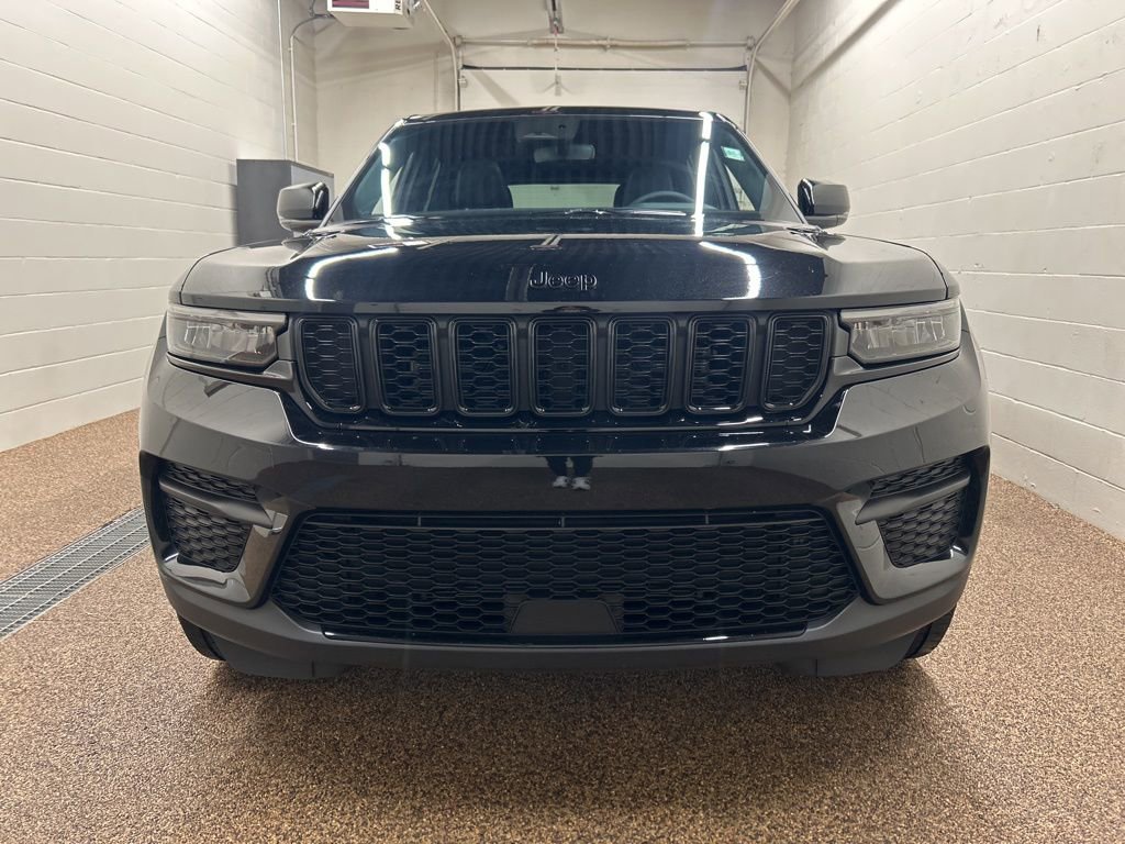 Used 2024 Jeep Grand Cherokee Altitude image 6