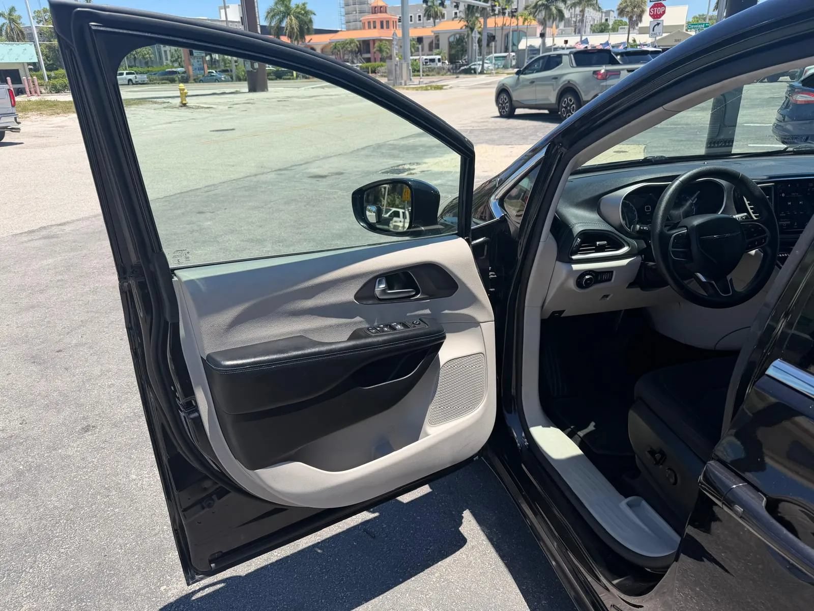 Used 2021 Chrysler Pacifica Touring FWD image 10
