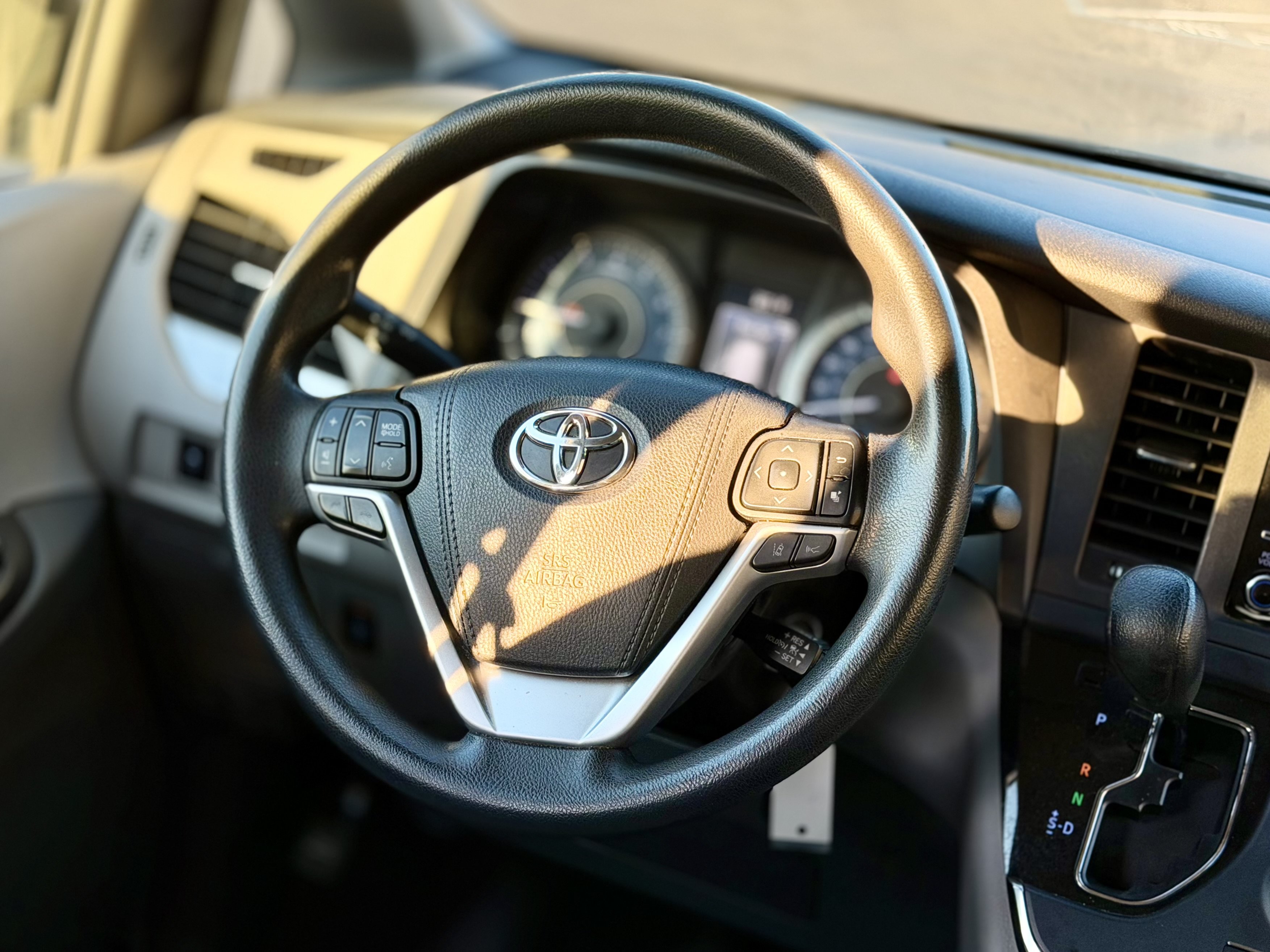 Used 2019 Toyota Sienna LE w/ Carpet Mat Package FWD image 25