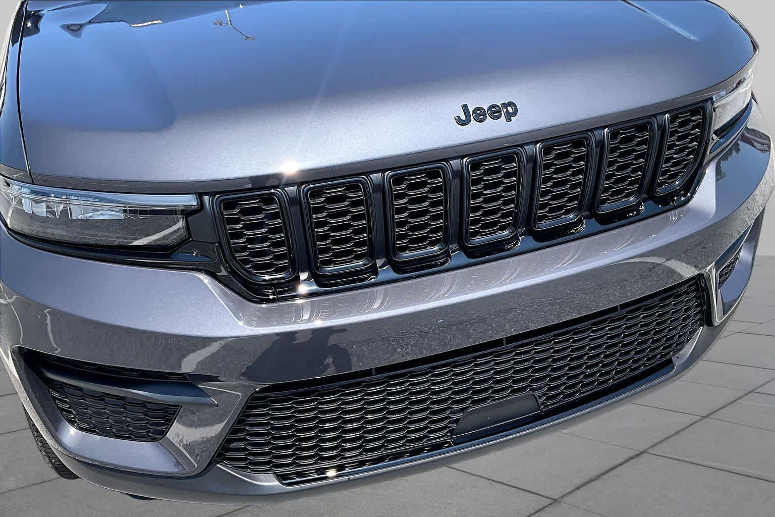 Used 2023 Jeep Grand Cherokee Altitude AWD/4WD image 30