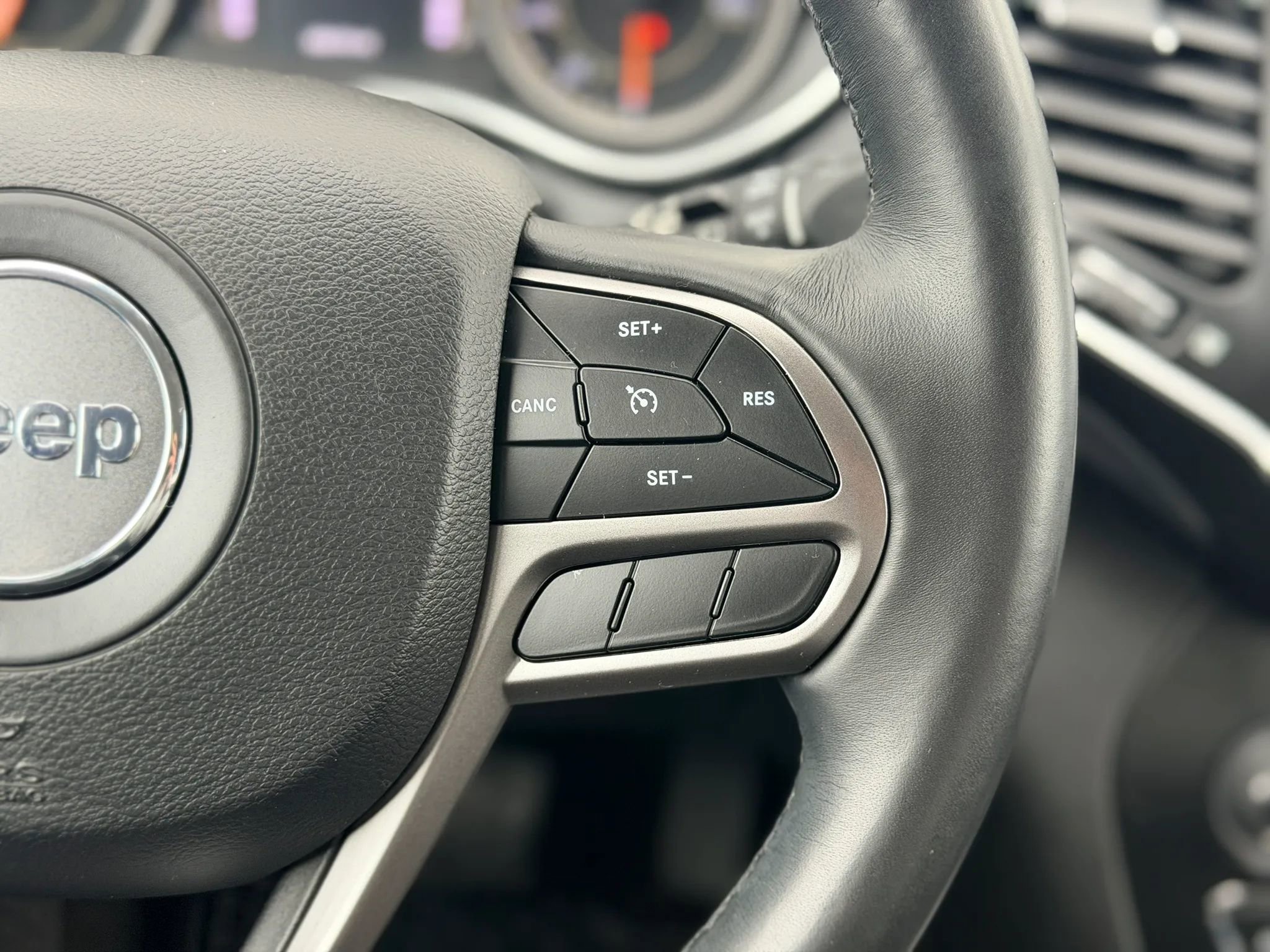 Used 2019 Jeep Cherokee Latitude Plus w/ Cold Weather Group AWD/4WD image 21