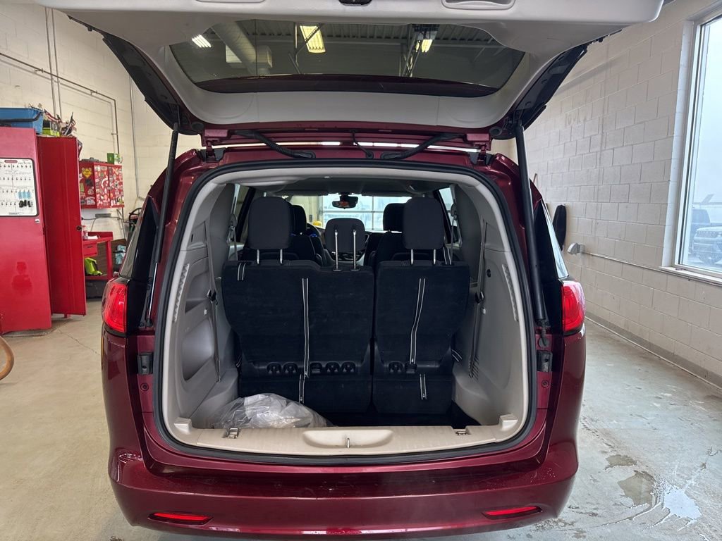 Used 2023 Chrysler Voyager LX image 39