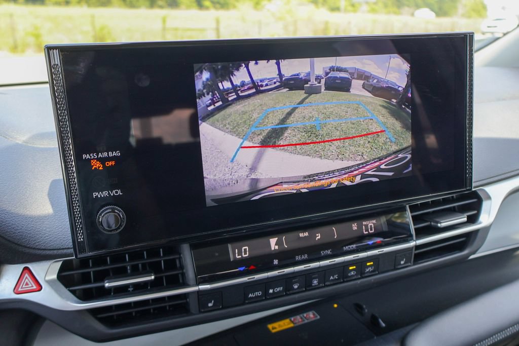 Used 2025 Toyota Sienna XLE FWD image 4