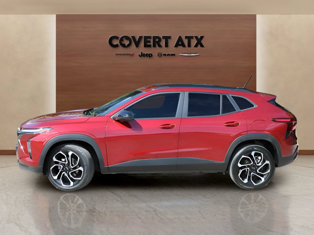 Used 2025 Chevrolet Trax RS FWD image 2