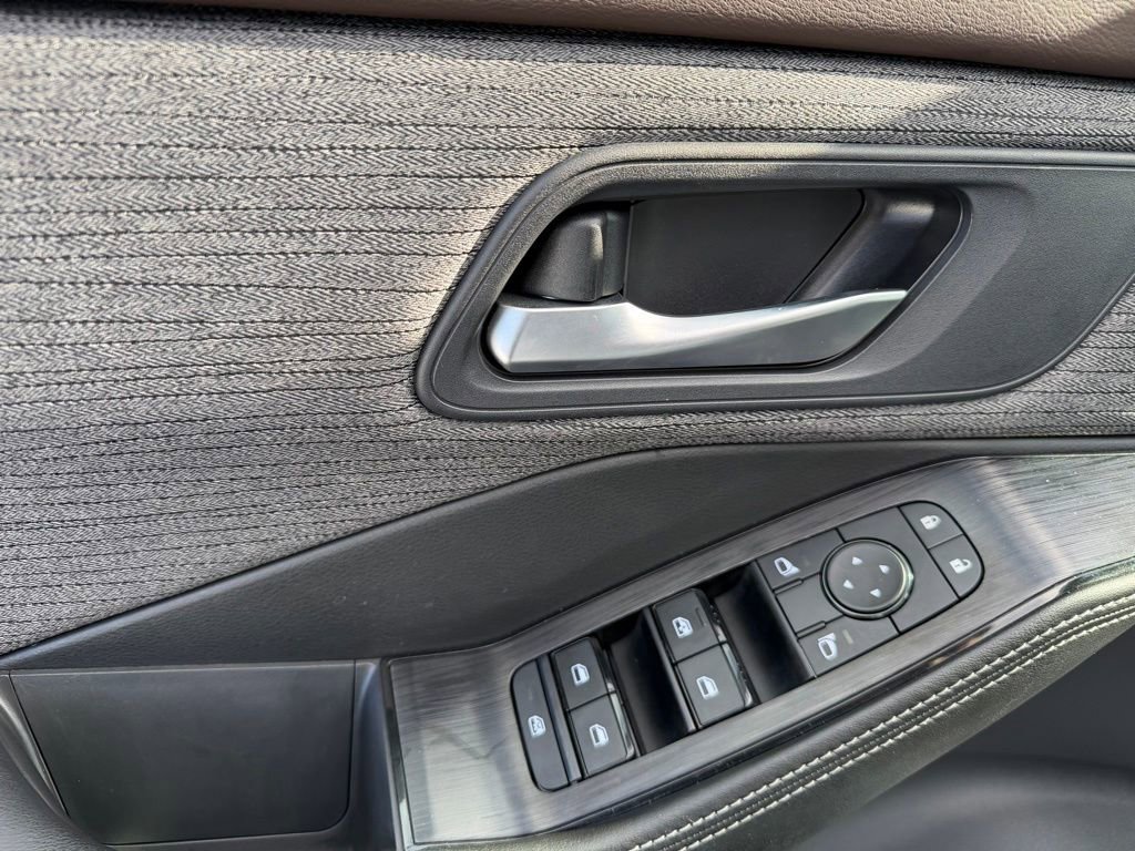 Used 2023 Nissan Rogue SV image 12