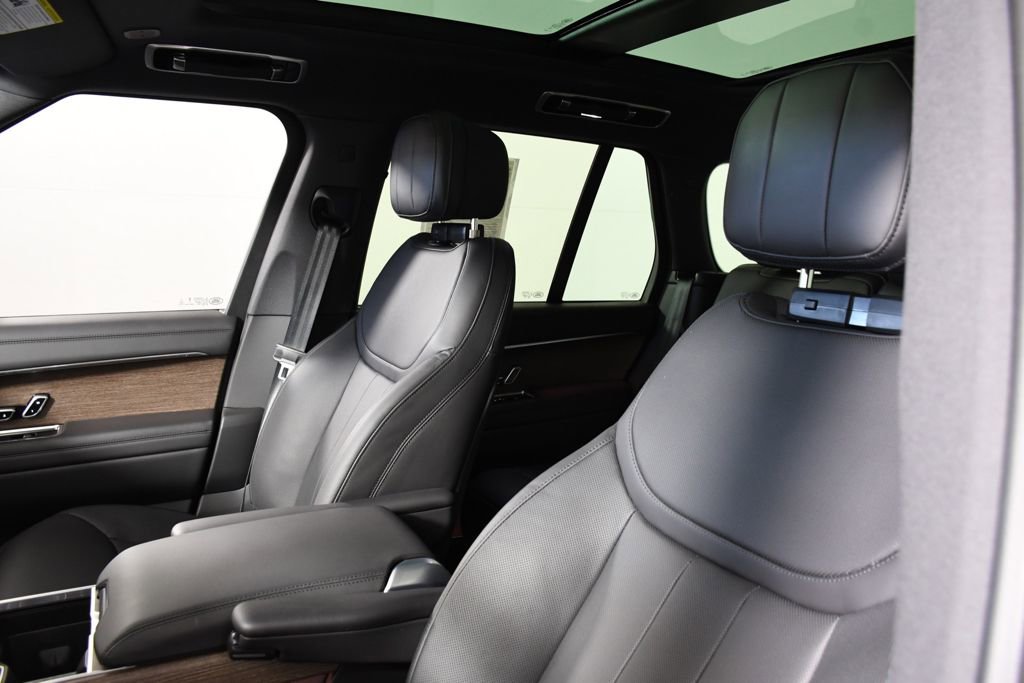 Certified 2025 Land Rover Range Rover SE image 16