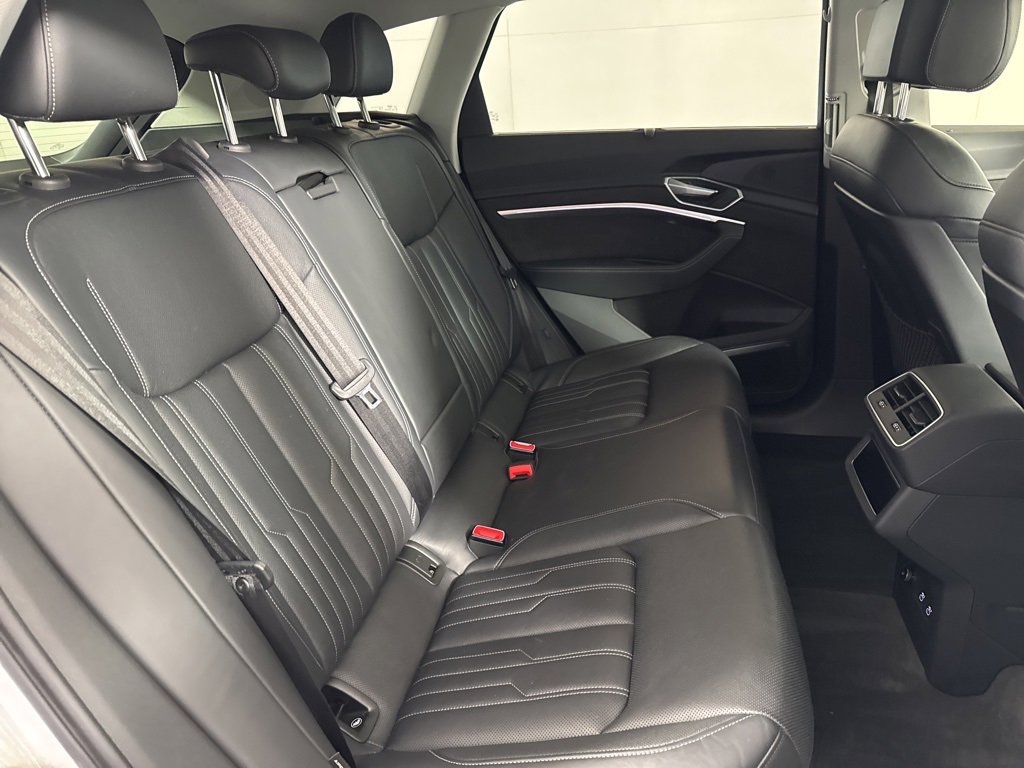 Used 2021 Audi e-tron Prestige w/ Prestige Package image 16