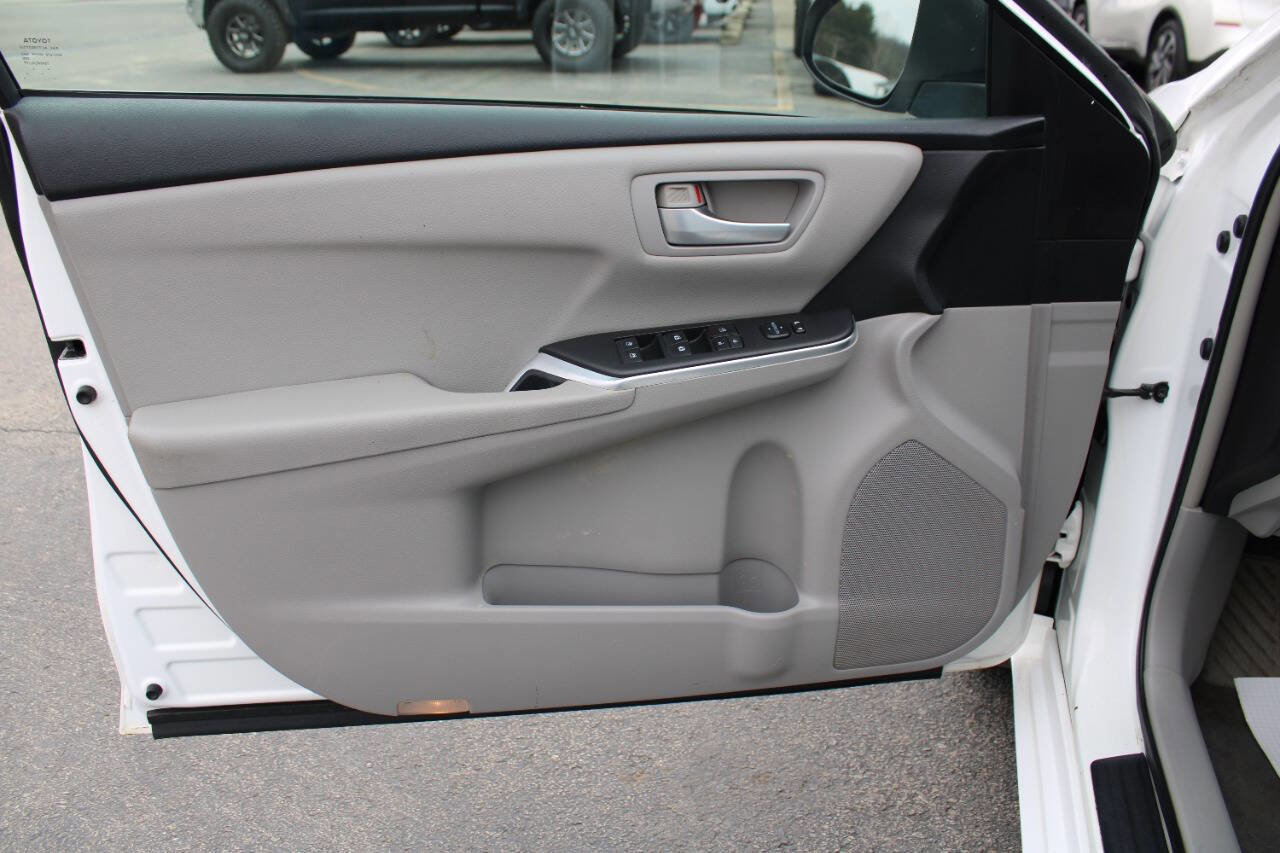Used 2016 Toyota Camry LE image 17