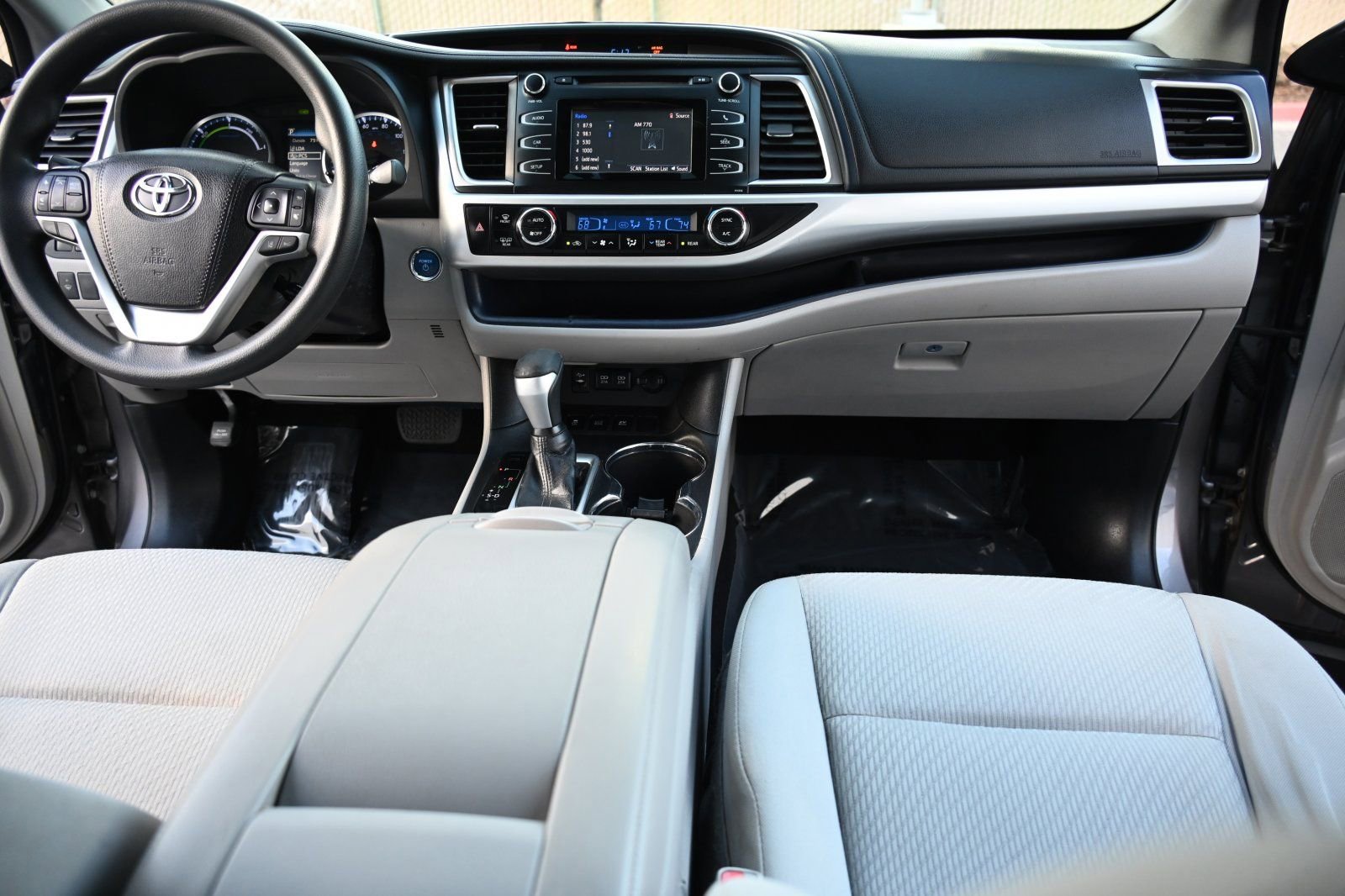 Used 2017 Toyota Highlander LE image 6