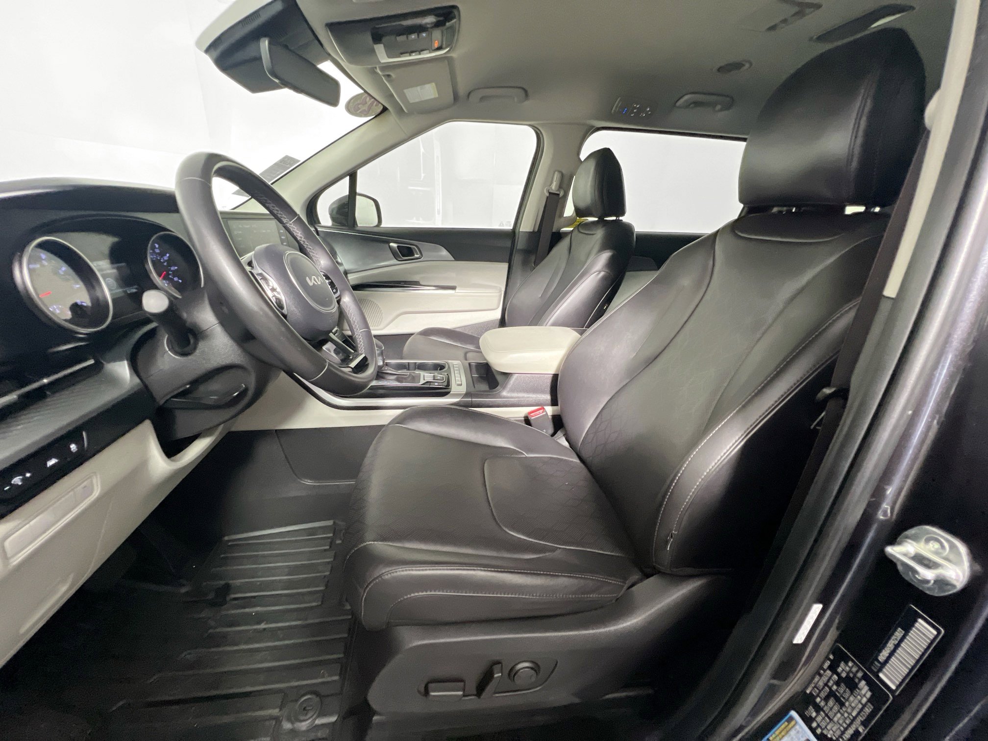 Used 2023 Kia Carnival LX FWD image 14