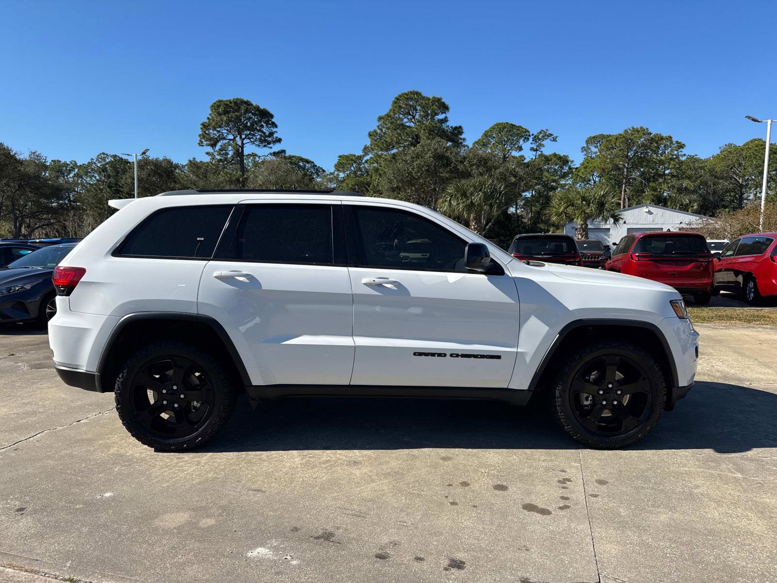 Used 2019 Jeep Grand Cherokee Laredo image 2
