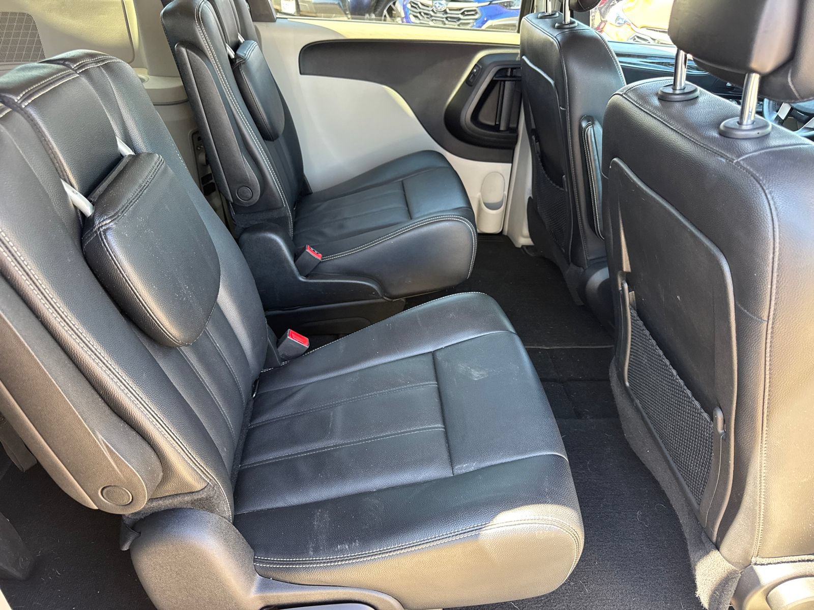 Used 2014 Chrysler Town & Country Touring FWD image 10