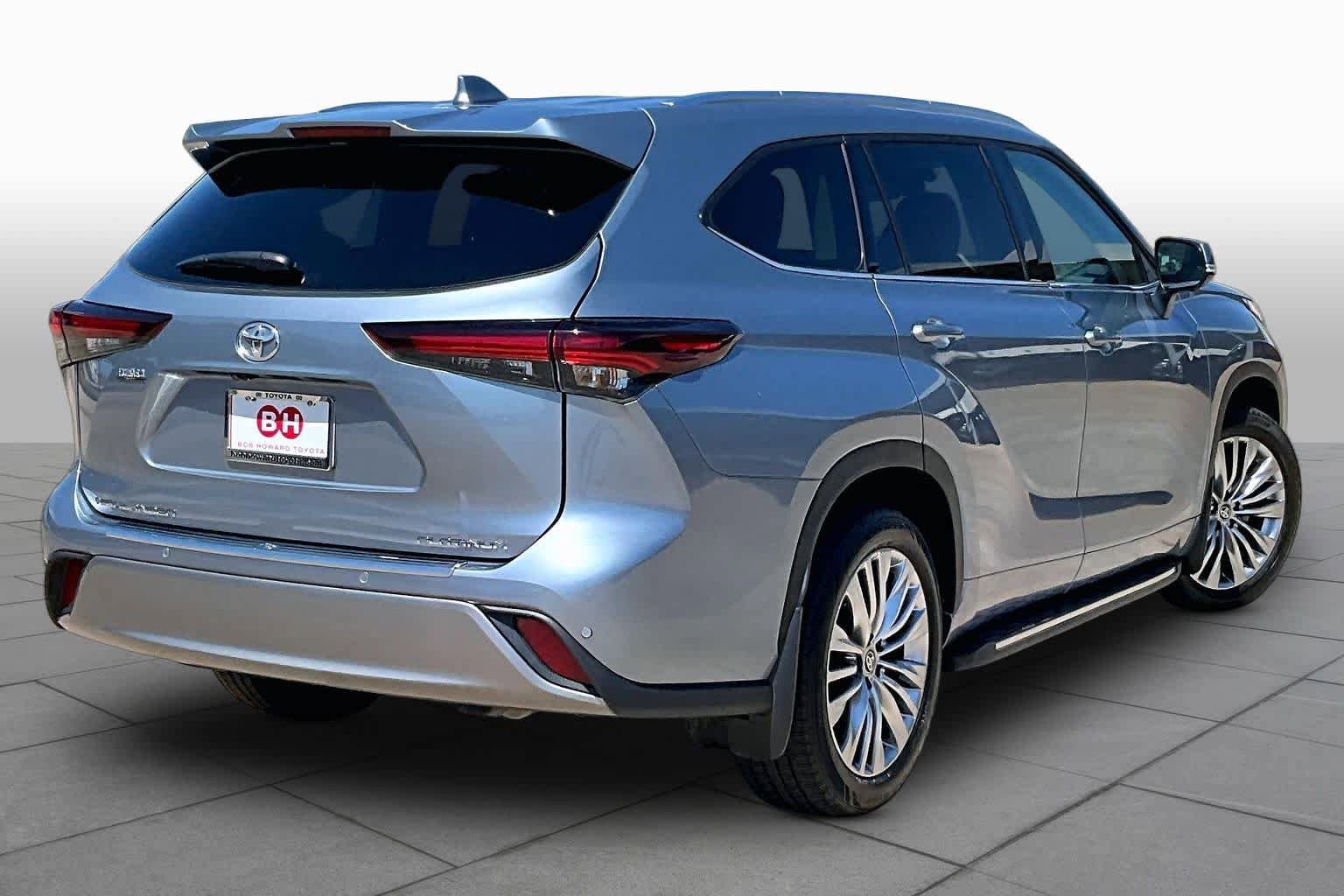Used 2024 Toyota Highlander Platinum FWD image 13