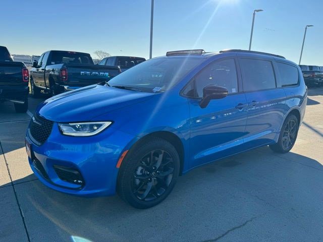 New 2026 Chrysler Pacifica Limited w/ S Appearance Package image 3