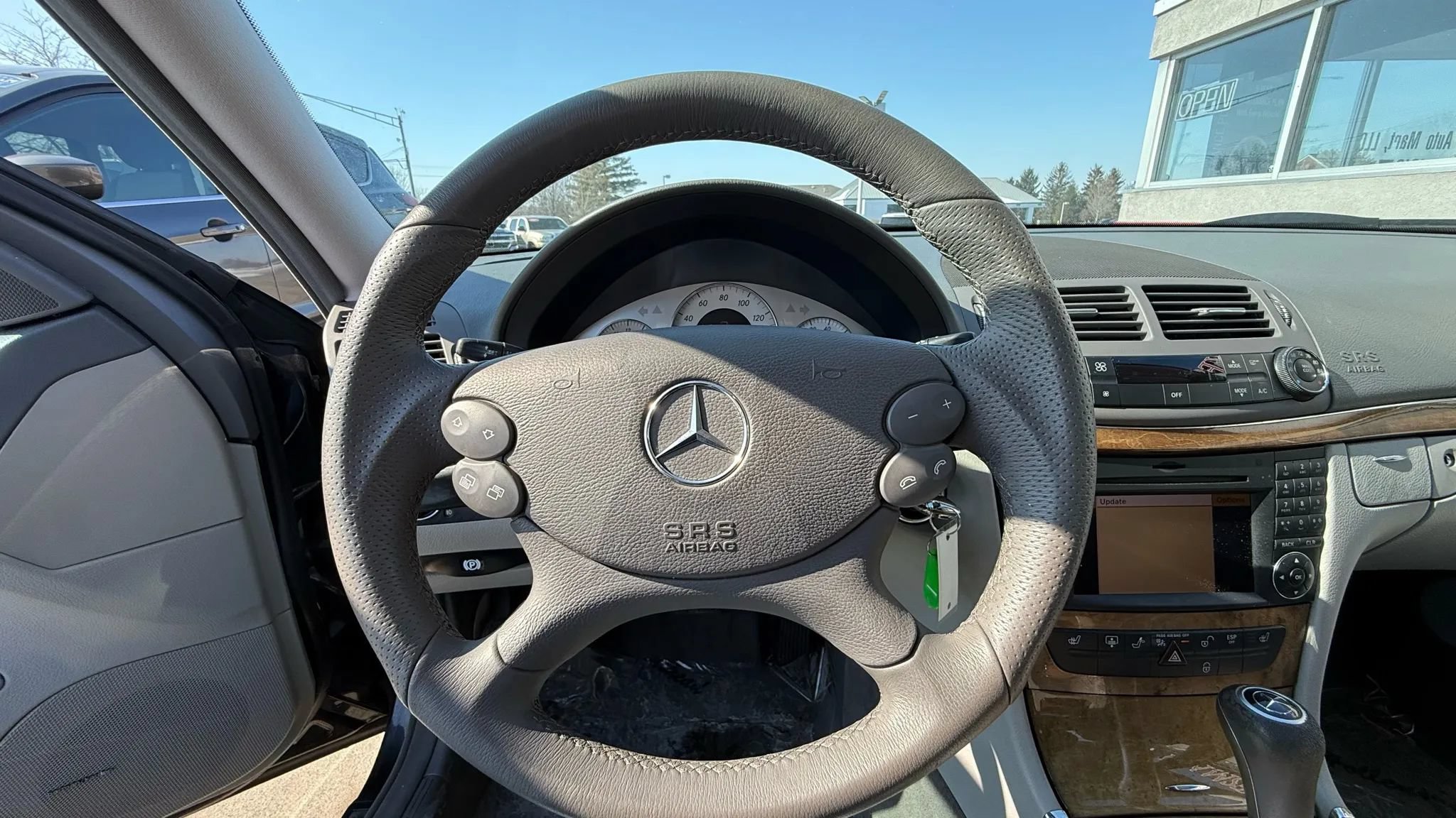 Used 2009 Mercedes-Benz E 350 4MATIC Sedan image 16
