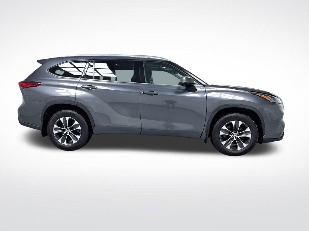 Used 2020 Toyota Highlander XLE image 2