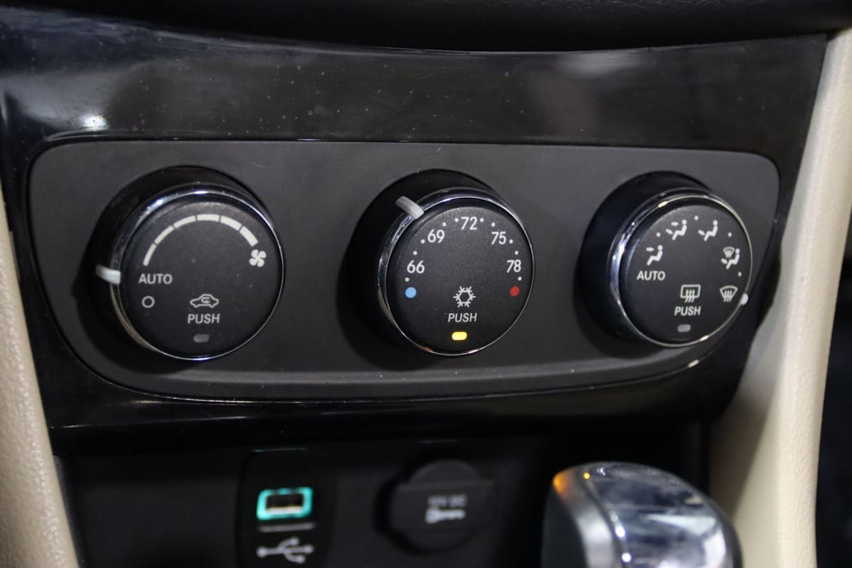 Used 2013 Chrysler 200 Limited FWD image 46