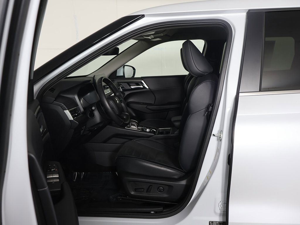 Used 2024 Mitsubishi Outlander SE image 29