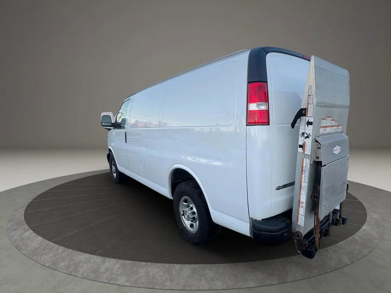 Used 2021 Chevrolet Express 3500 Regular Van 3D w/ Driver Convenience Package image 7
