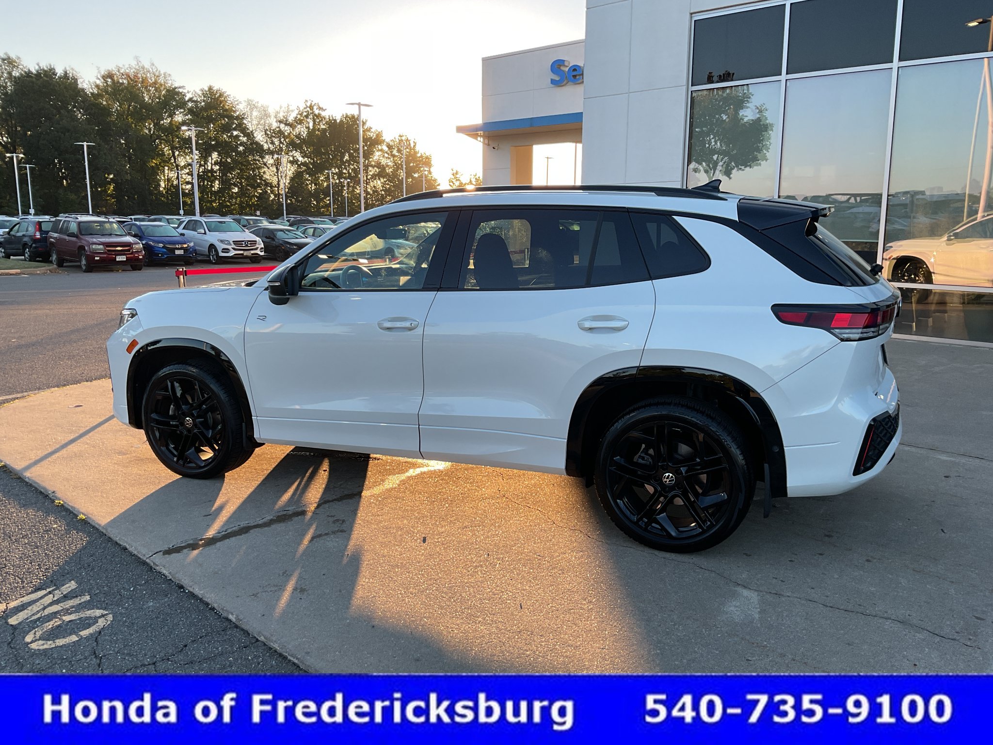 Used 2025 Volkswagen Tiguan SE R-Line AWD/4WD image 3