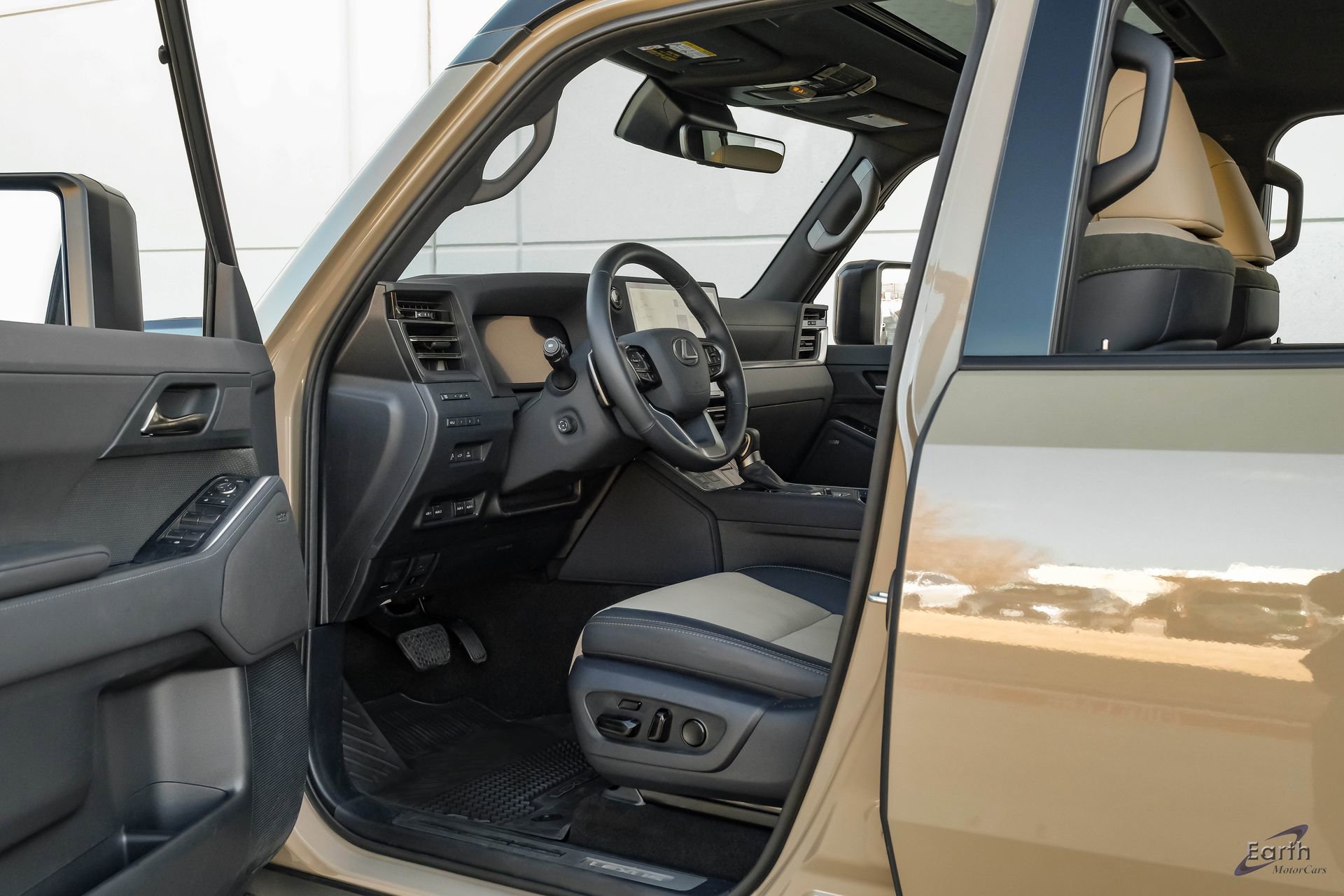 Used 2025 Lexus GX 550 w/ Accessory Package (CT) image 38