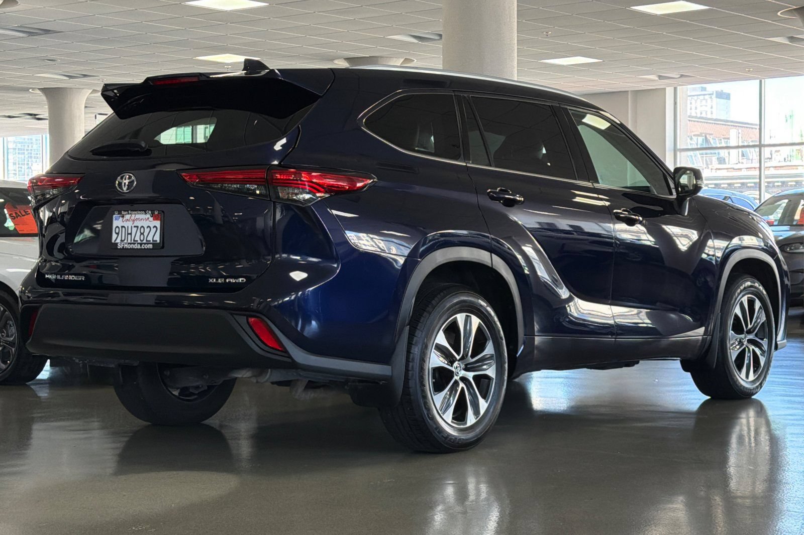 Used 2022 Toyota Highlander XLE AWD/4WD image 5