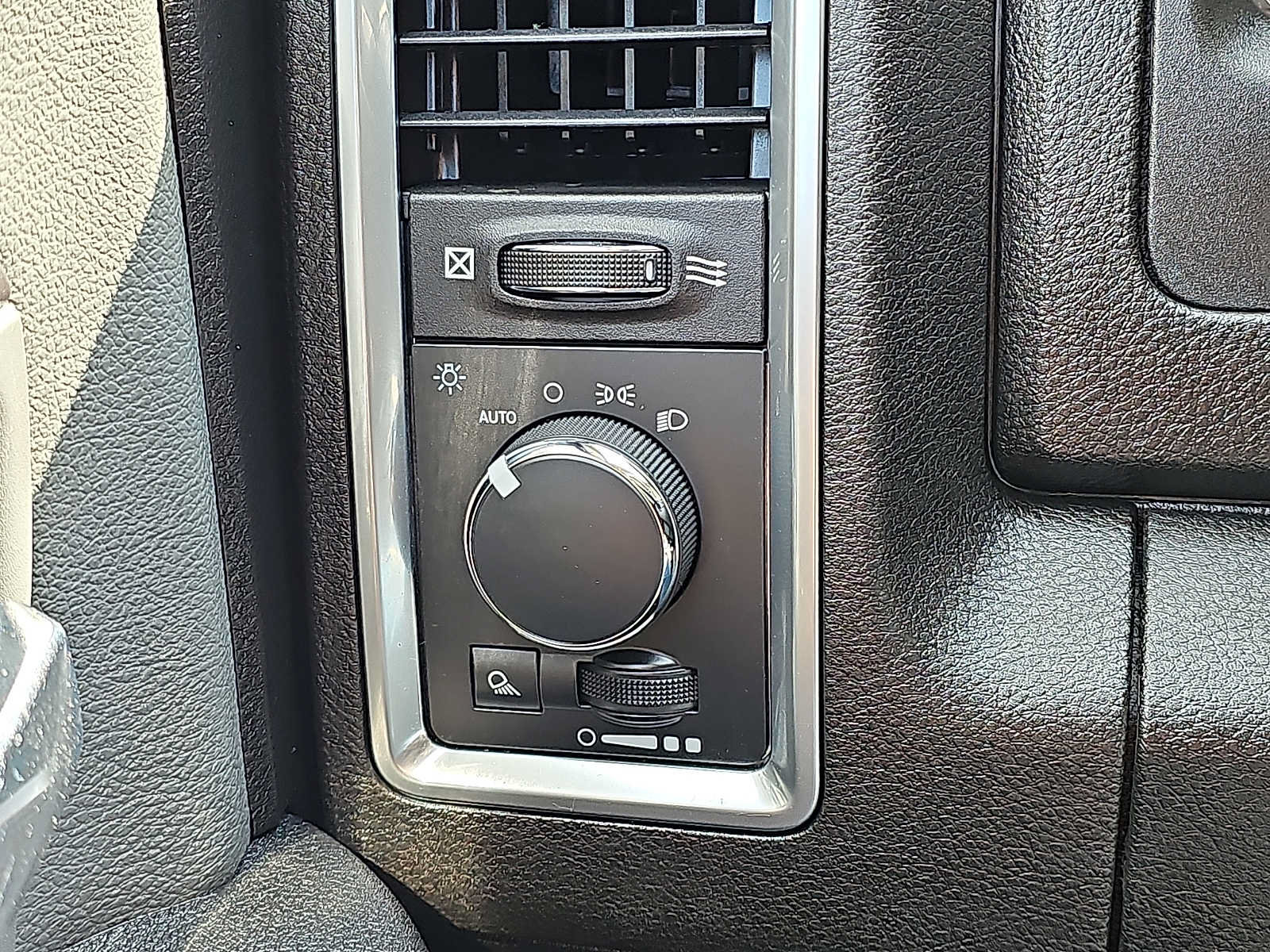 Used 2022 RAM 1500 Classic SLT AWD/4WD image 26