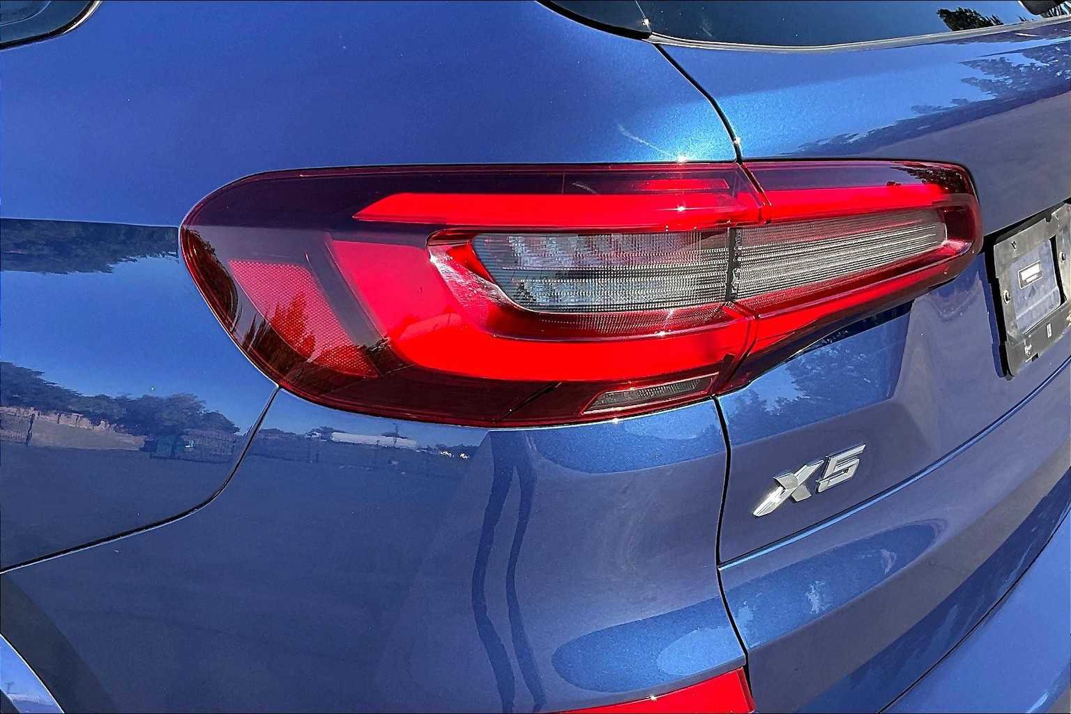 Used 2022 BMW X5 xDrive40i w/ M Sport Package image 32