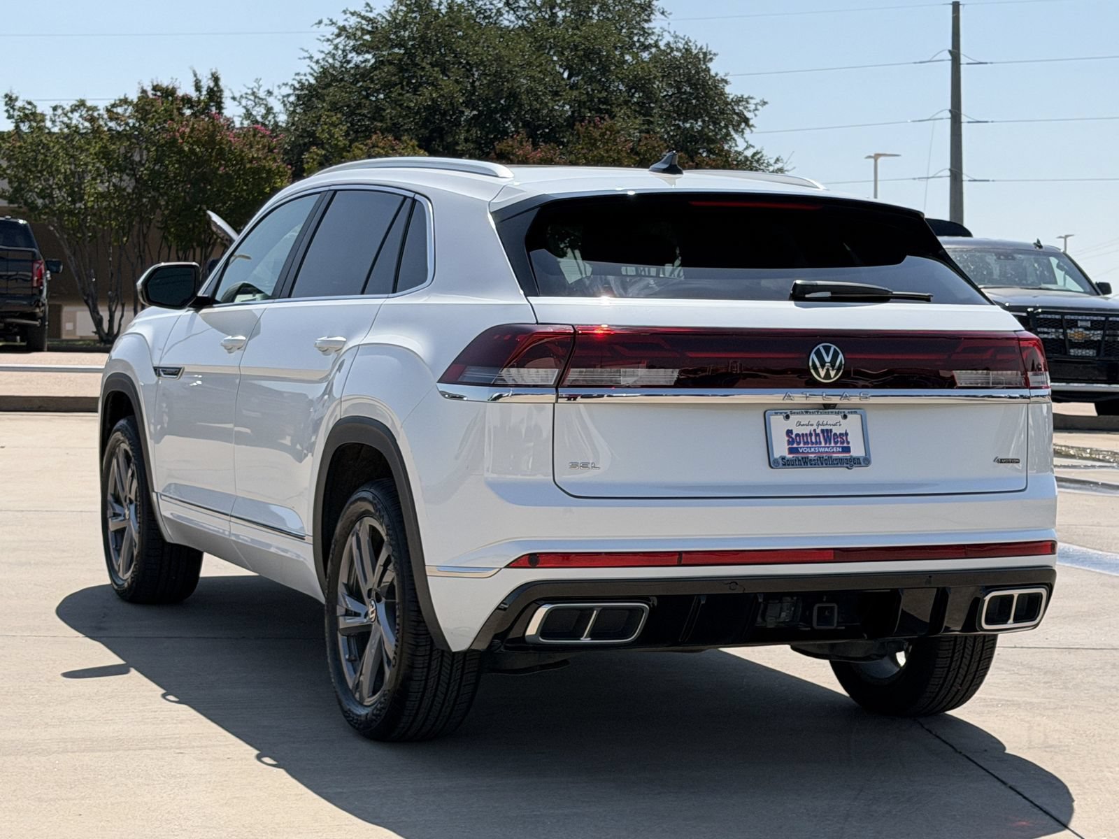 Used 2024 Volkswagen Atlas Cross Sport SEL R-Line AWD/4WD image 6