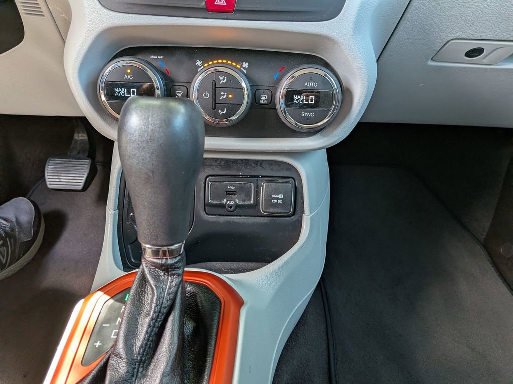 Used 2017 Jeep Renegade Latitude w/ Popular Equipment Group FWD image 21