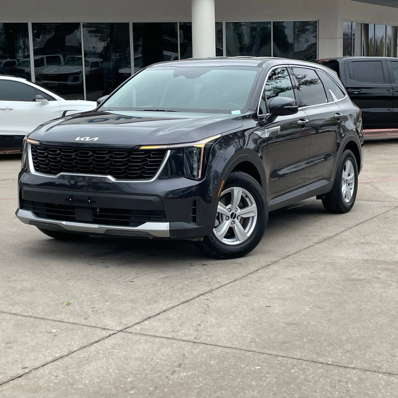 Used 2025 Kia Sorento LX image 9