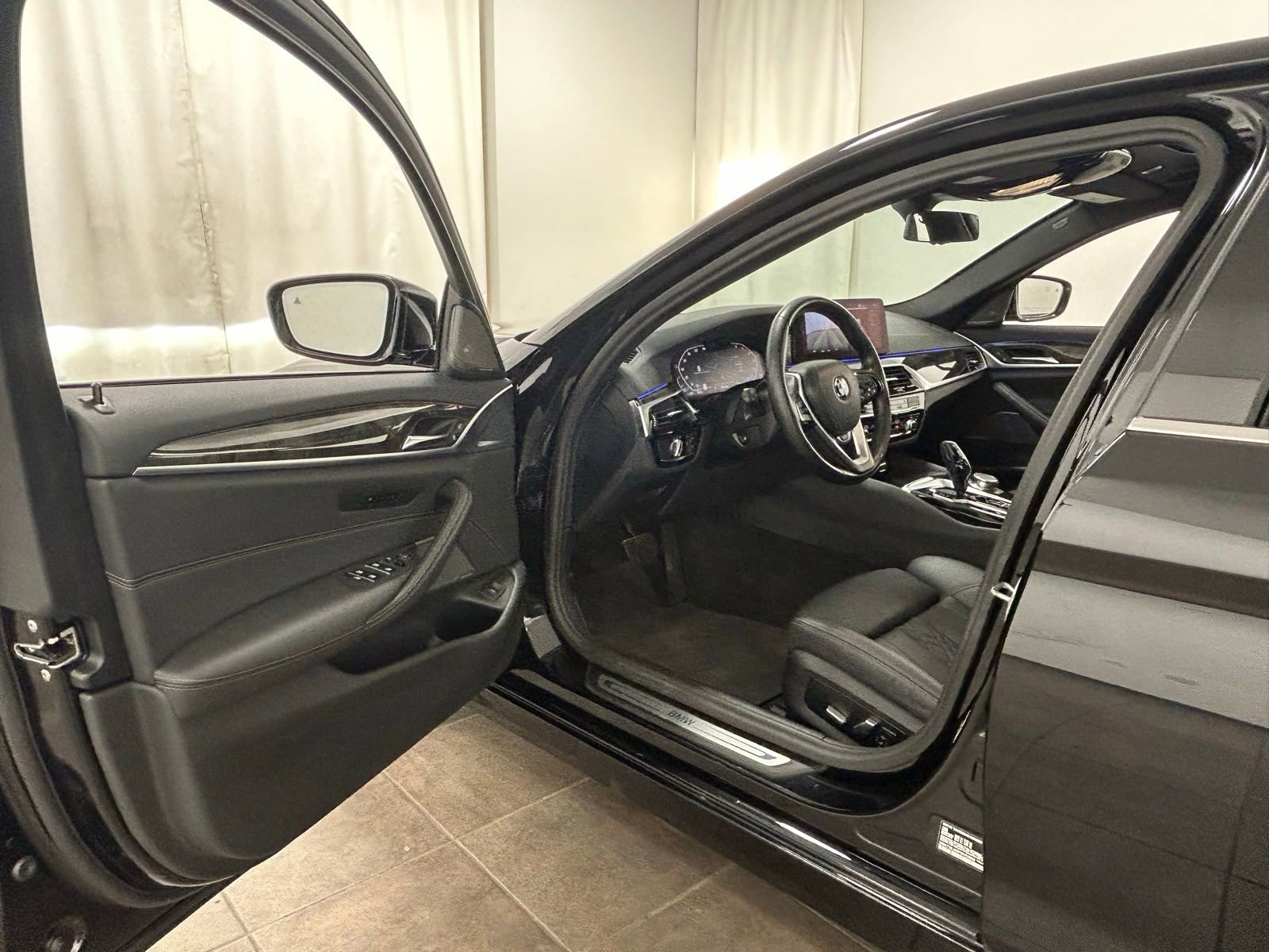 Used 2023 BMW 540i xDrive w/ Premium Package image 24