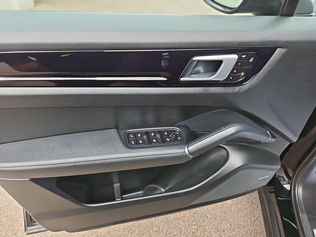 Used 2022 Porsche Cayenne AWD/4WD image 13
