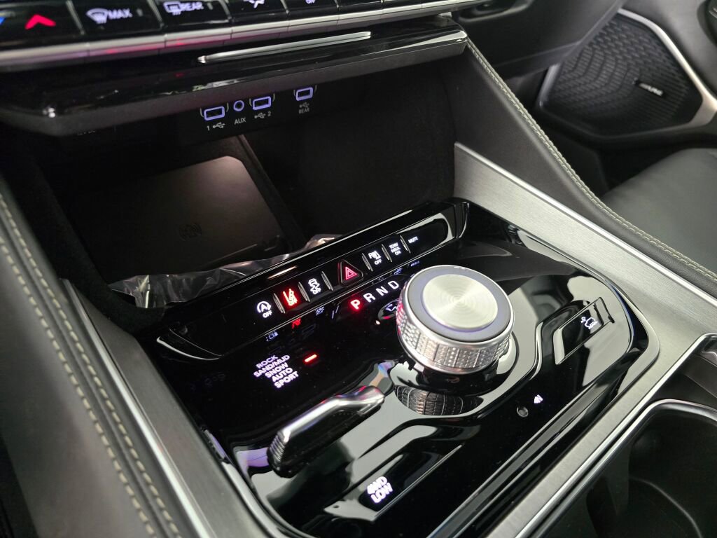 New 2025 Jeep Wagoneer Series II w/ HD Trailer Tow Package image 21