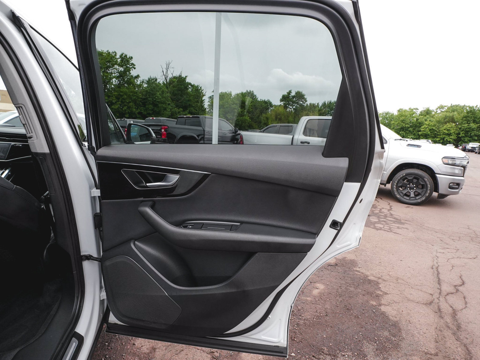 Used 2023 Audi Q7 3.0T Premium w/ Convenience Package AWD/4WD image 13