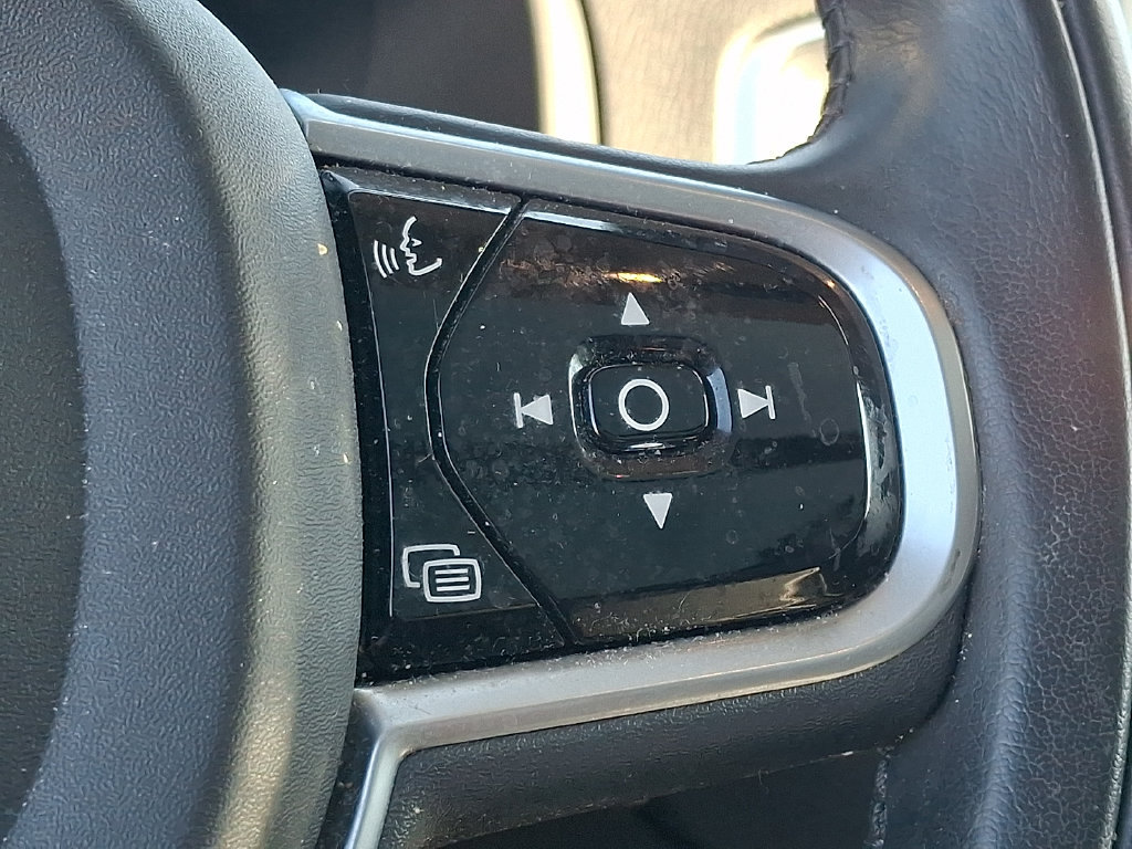 Used 2019 Volvo XC90 T6 Momentum AWD/4WD image 25