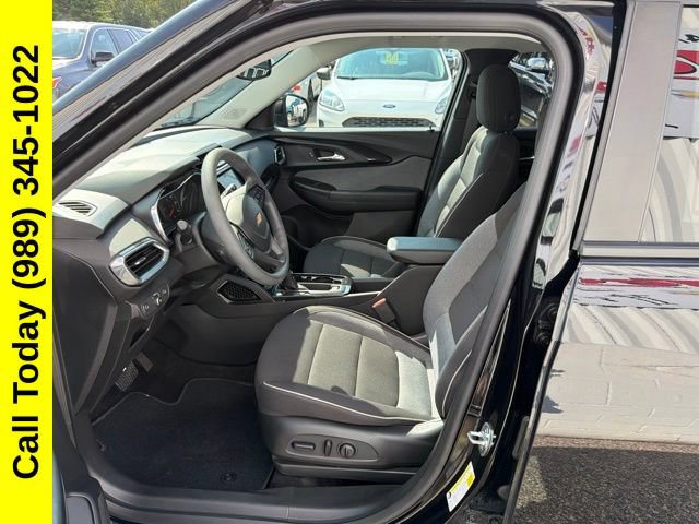 Used 2023 Chevrolet TrailBlazer LT w/ Convenience Package AWD/4WD image 2