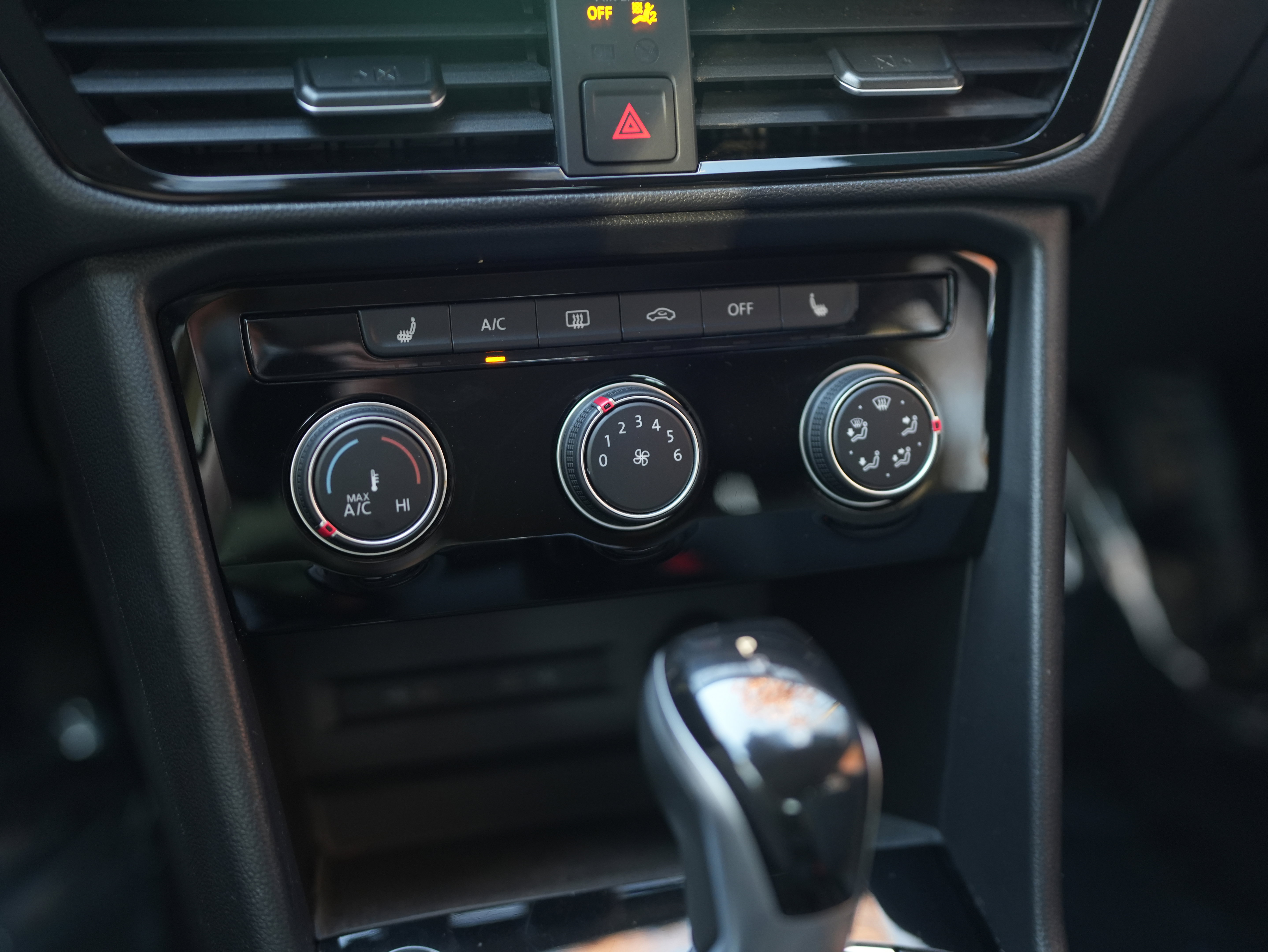 Used 2023 Volkswagen Taos SE w/ Panoramic Sunroof Package image 16