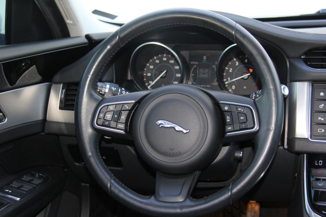 Used 2016 Jaguar XF Prestige RWD image 11