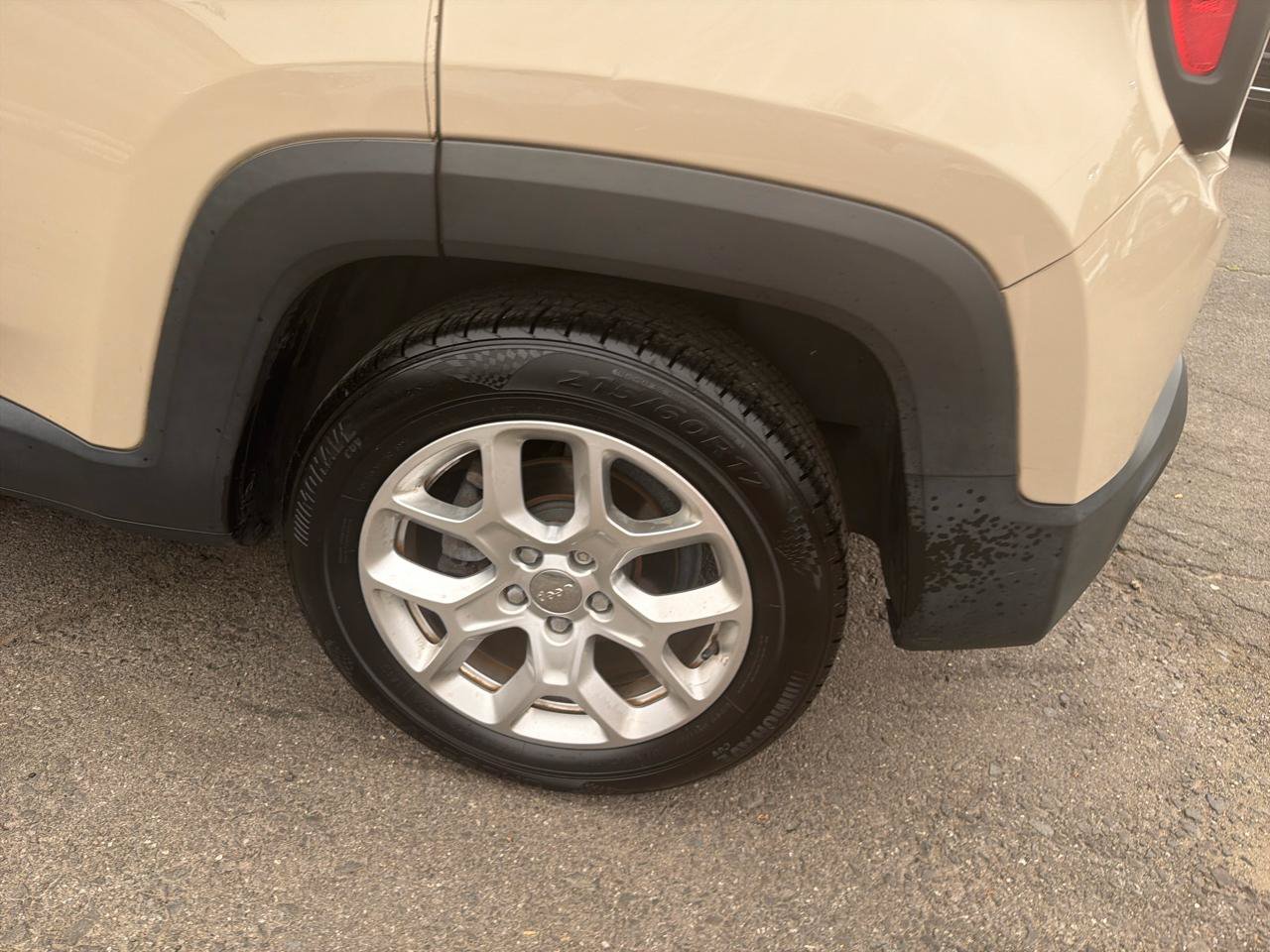 Used 2016 Jeep Renegade Latitude FWD image 13