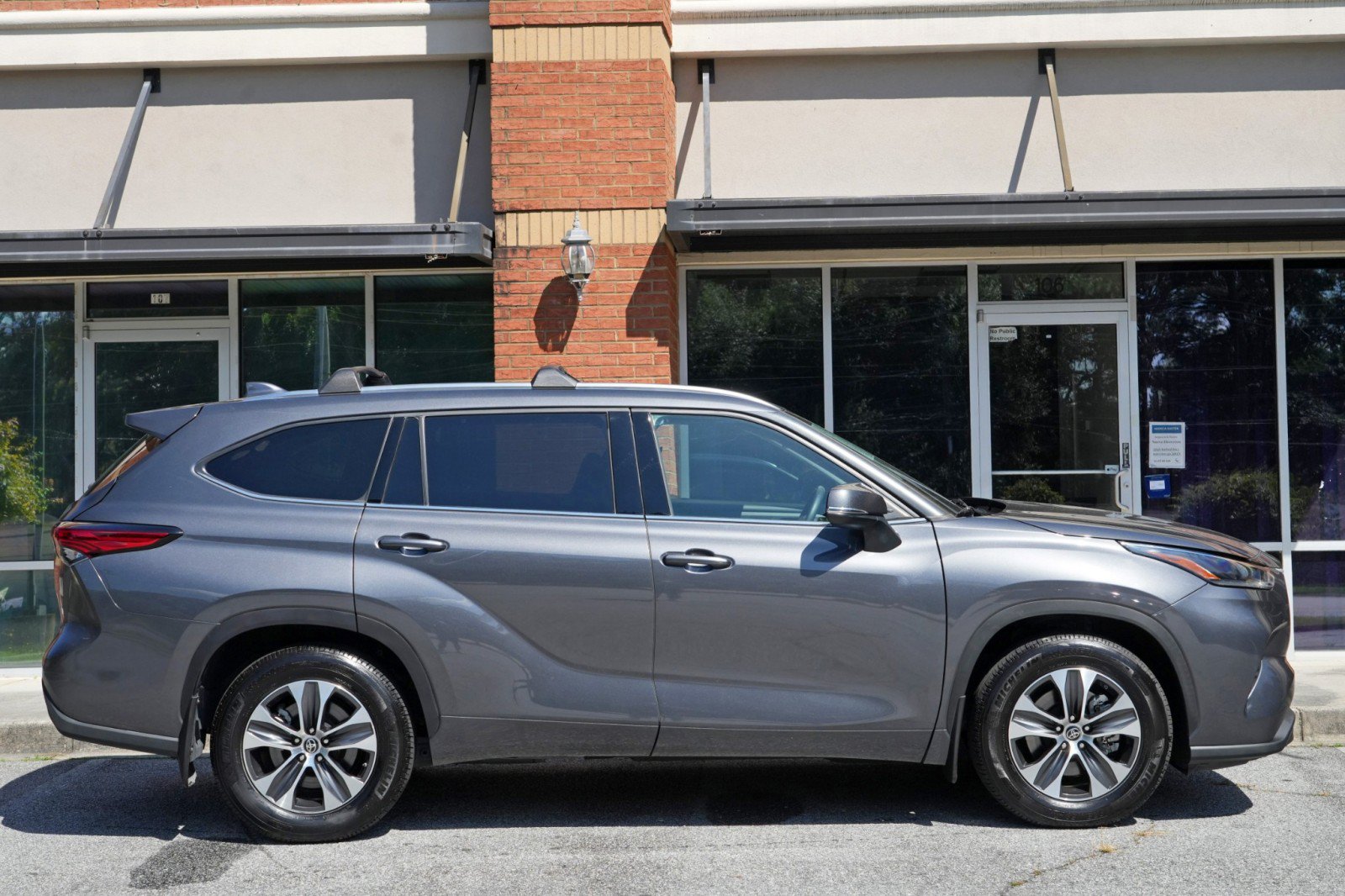 Used 2021 Toyota Highlander XLE FWD image 49