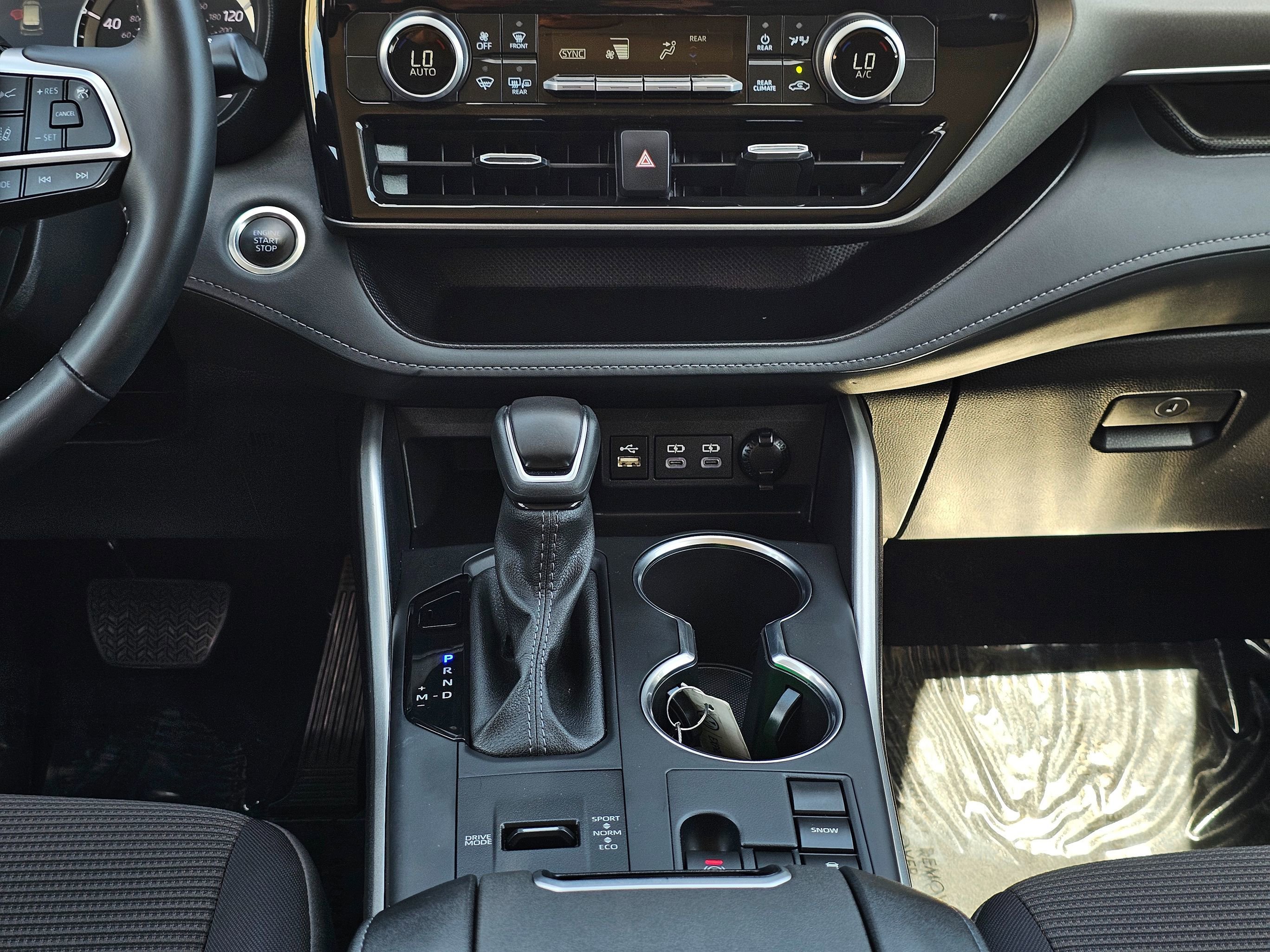 Used 2025 Toyota Highlander LE FWD image 25