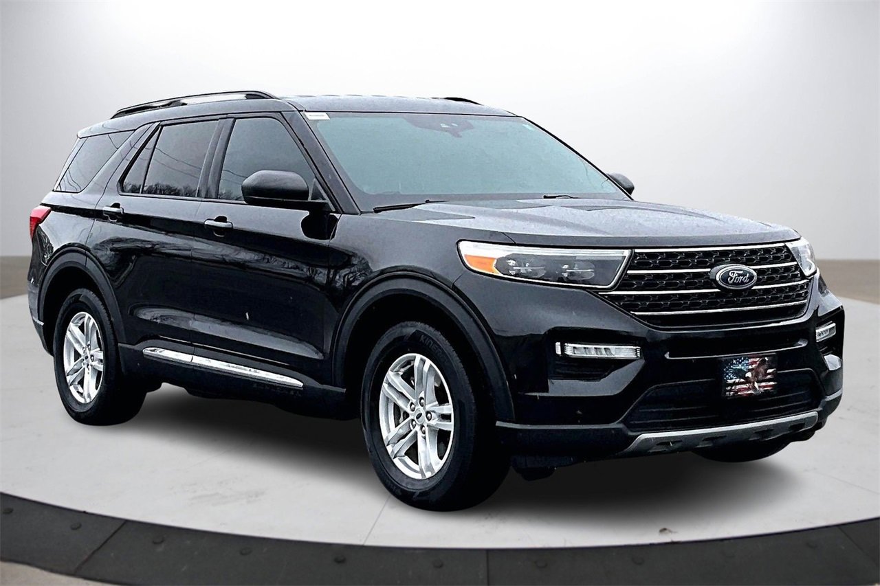 Used 2023 Ford Explorer XLT w/ Equipment Group 202A image 2