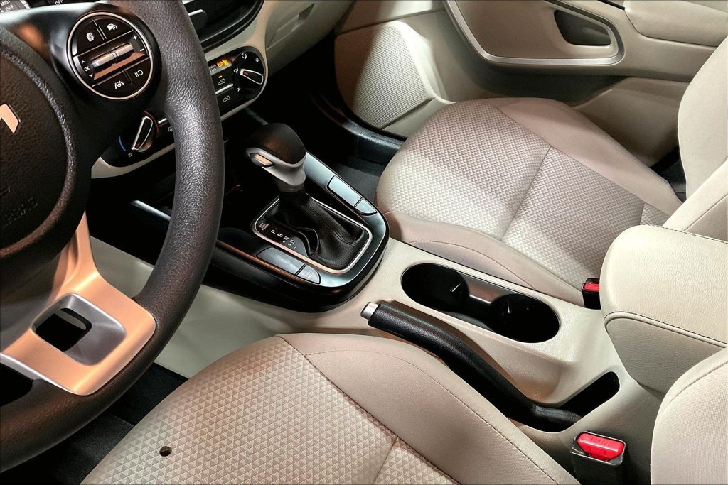 Used 2025 Kia Soul LX w/ LX Technology Package FWD image 17